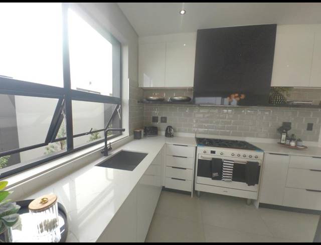 5 BEDROOM HOUSE FOR SALE IN MIDSTREAM HEIGHTS